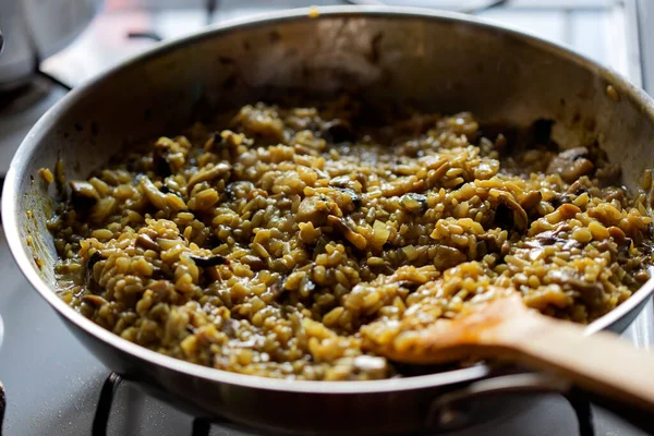 Mantarlı pilav ve tavada kızarmış soğan.