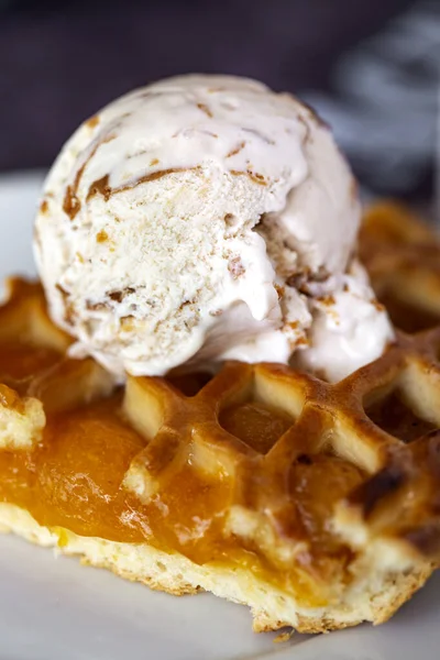 Tabağında meyveli kurabiye olan dondurma. Yakın çekim.