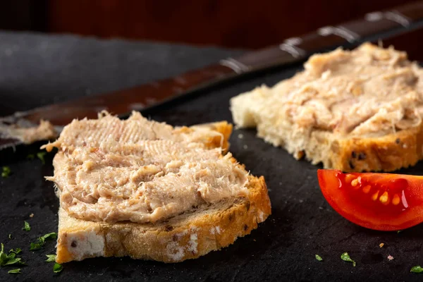 Domuz etli ekmek ve siyah bir sayfada otlar.