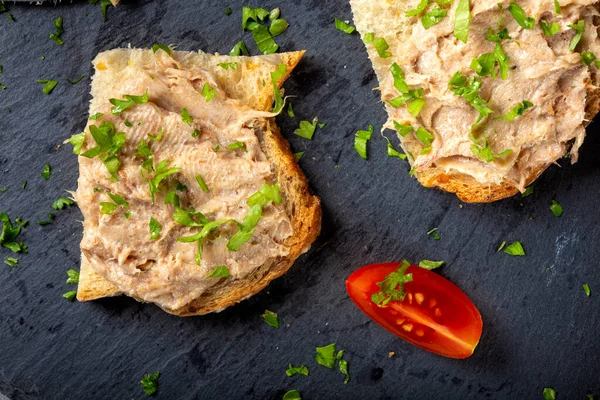 Ekmek domuz etli börek ve siyah bir tahta üzerinde bitkiler - üst görünüm