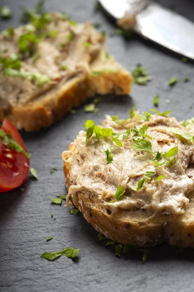 Ekmek domuz etli börek ve karanlık bir sayfada otlar - yakın görünüm