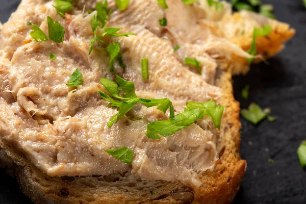 Ekmek domuz etli börek ve karanlık bir sayfada otlar - yakın görünüm