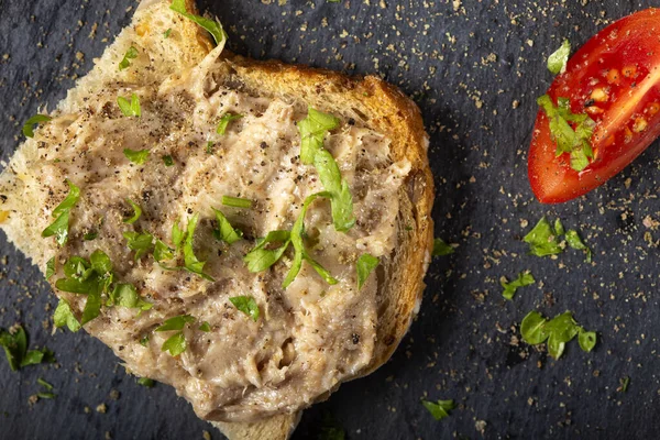 Ekmek domuz etli börek ve kara biberli koyu bir levha - üst görünüm