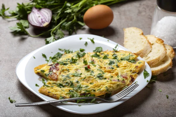 Taze omlet ve doğranmış maydanoz.