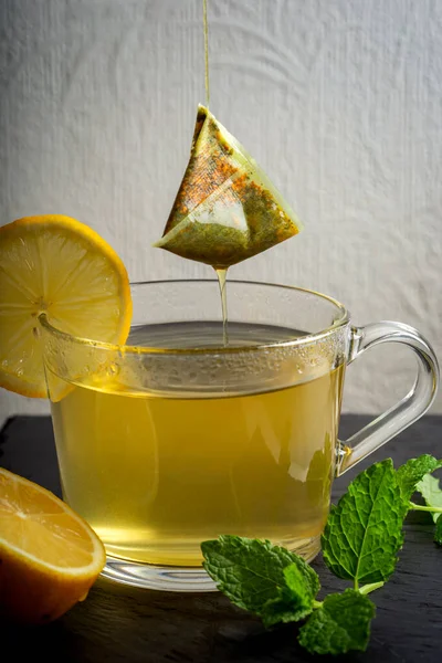 Yeşil çayı limon ve nane ile hazırlıyorum.