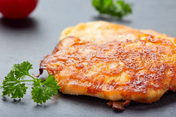 Siyah tahtada domuz şnitzel - yakın görünüm