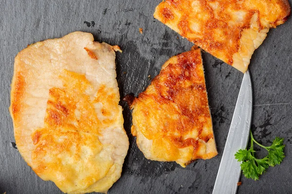 Siyah tahtada domuz şnitzel - üst görünüm