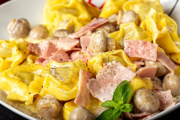 Kremalı, mantarlı ve jambonlu Ravioli pastası.