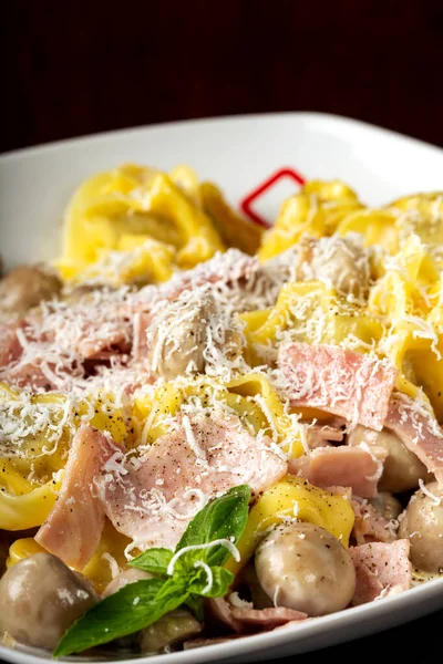 Kremalı, mantarlı ve jambonlu Ravioli pastası.