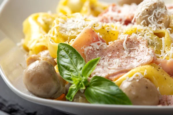 Kremalı, mantarlı ve jambonlu Ravioli makarnası.