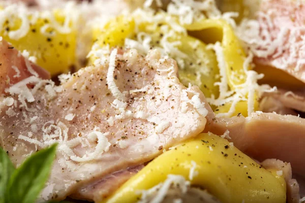 Kremalı, mantarlı ve jambonlu Ravioli makarnası.