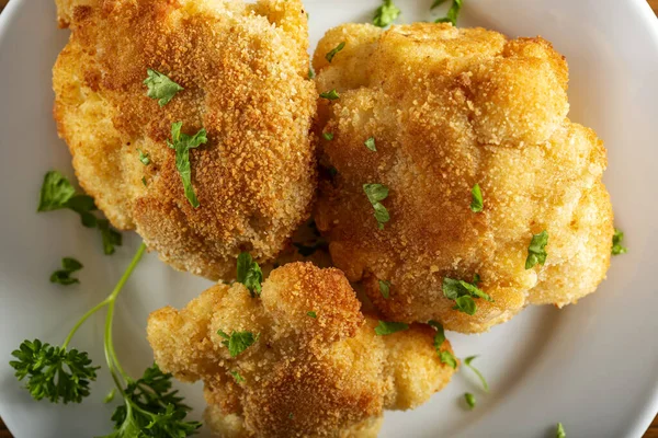 Karnabahar kızarmış tabak ve doğranmış maydanoz.