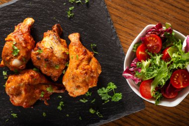 Kavrulmuş tavuk budu ve salata.