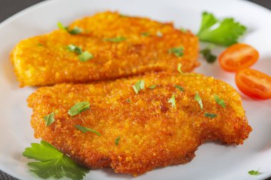 Tabakta sebzeli tavuk şnitzel.