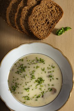 Mantar kremalı çorba, otlar ve ekmekle.