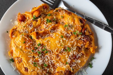 Domuz sosisli, soğanlı ve rendelenmiş parmegiano soslu taze omlet.