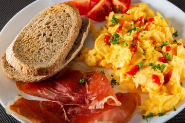 Jambonlu taze omlet ve tabakta tost.