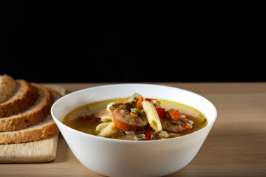 Sosisli çorba, sebze ve makarna.