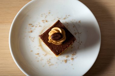 Tabakta kahveli kek - üst manzara