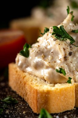 Bitkilerle birlikte balık aperatifi. Yakın görüş.