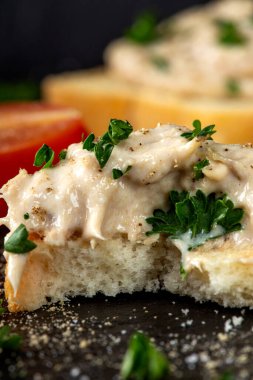 Bitkilerle birlikte balık aperatifi. Yakın görüş.