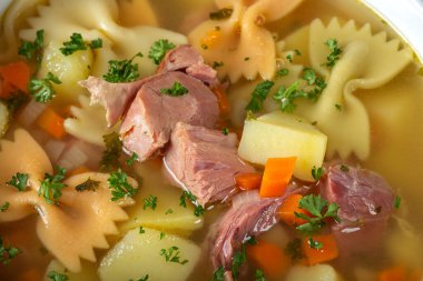 Tütsülenmiş et, sebze ve makarna ile çorba - yakın görüş