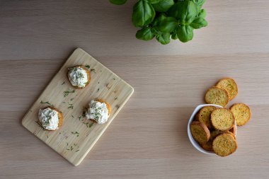 Fırında ekmek ve otların üzerine tavuk ezmesi - üst görünüm