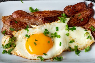 Taze yeşil otlu yumurta ve pastırma.