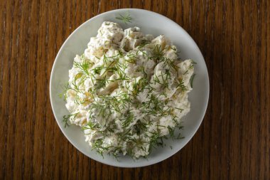 Taze doğranmış dereotlu patates salatası.