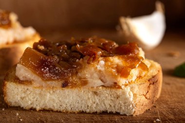 Iahnie - Romanya geleneksel fasulye püresi kızarmış soğanlı tost