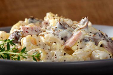 Kremalı ve jambonlu Tortellini makarnası. Yakın çekim.