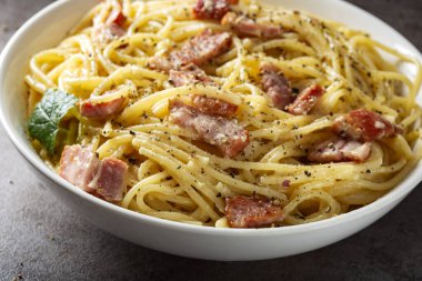 Biberli İtalyan carbonara spagettisi.