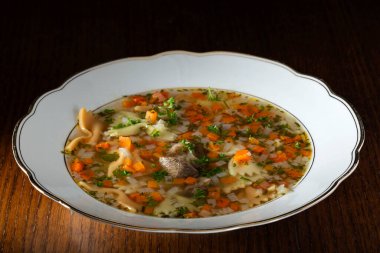 Sebzeli biftek çorbası ve taze doğranmış maydanoz.