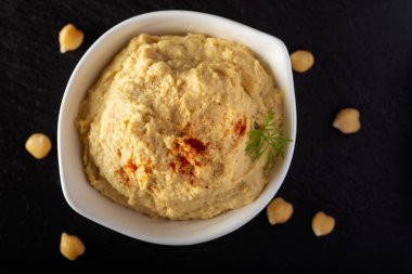 Kırmızı biberli ve otlu taze humus.