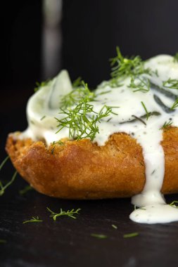 Salatalıklı, yoğurtlu salata. Yakın görüş.