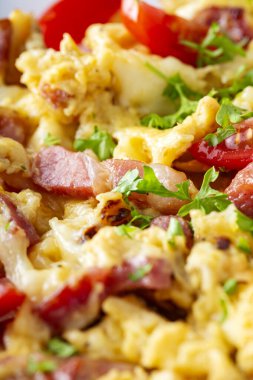 Pastırma ve peynirli taze omlet. Yakın görüş.