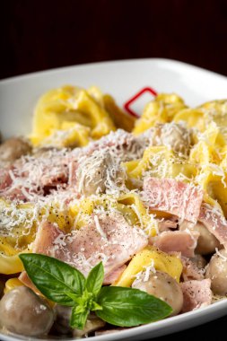 Parmesan peynirli, jambonlu ve mantarlı Tortellini makarnası.