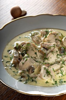 Mantarlı, kremalı ve otlu tavuk tabağı.