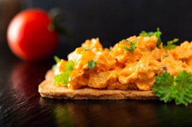 Tavuk eti, mayonez ve sebzeden yapılmış Cadılar Bayramı salatası.