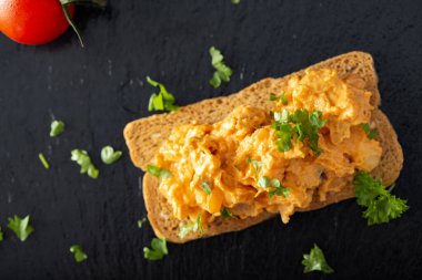 Tavuk eti, mayonez ve sebzeden yapılmış Cadılar Bayramı salatası.