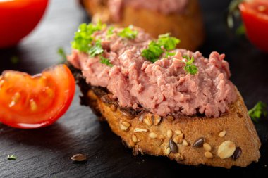 Domuz etli tost, domates ve otlar - yakın görüş