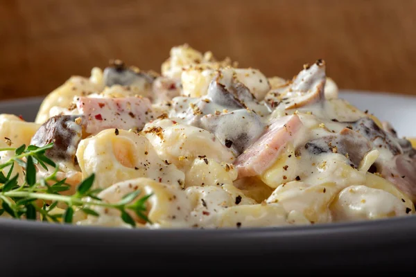 Kremalı ve jambonlu Tortellini makarnası. Yakın çekim.