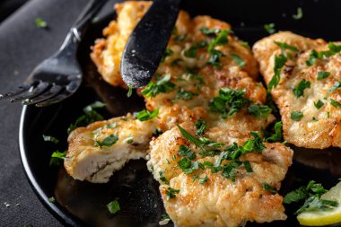 Limonlu ve otlu şnitzel yemek.
