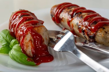 Ketçaplı iki domuz sosisi. Yakın çekim.