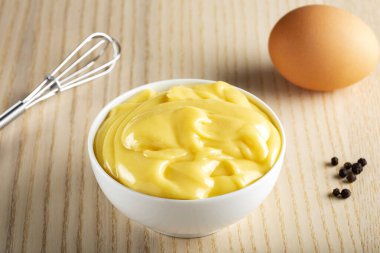 Beyaz kasede ev yapımı mayonez.