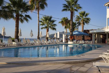 Zakinthos 'ta deniz manzaralı lüks yüzme havuzu ve güneşlik yatakları - Yunanistan