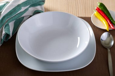 Biberli boş çorba tabağı ve bir kaşık.