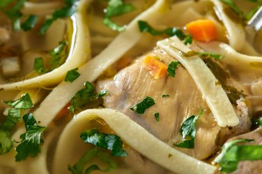 Sebzeli ve erişteli tavuk çorbası. Yakın görüş.