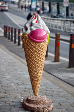 Dinant-Belçika 'da sokakta plastik dondurma külahı dekorasyonu