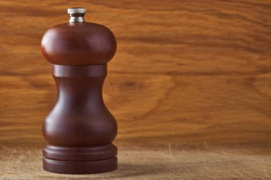 Ahşap kahverengi öğütücü tuzluk ve biber karıştırıcı ahşap kırsal arka planda kopya alanı ile